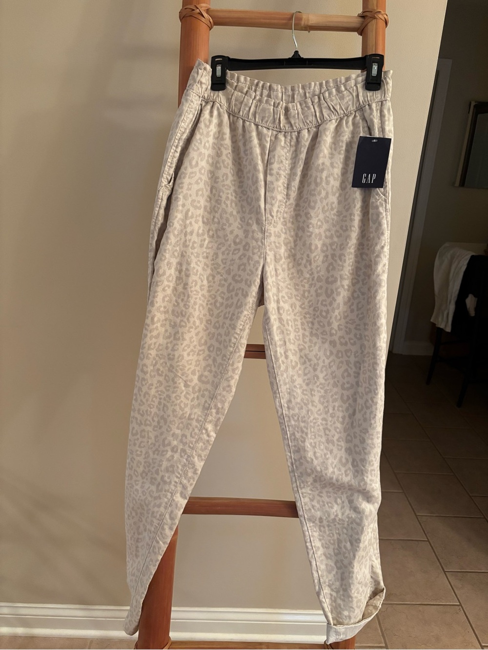 GAP Light Gray Leopard-Print Joggers sz 10